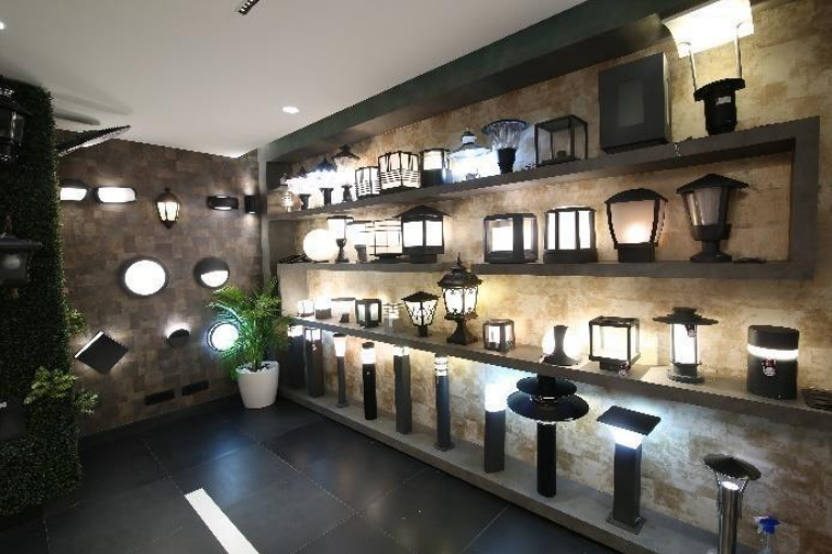 Commercial feature lighting installation